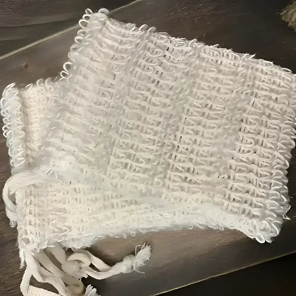 White exfoliating bath mitt with looped texture in Feathers Short Robe gift set