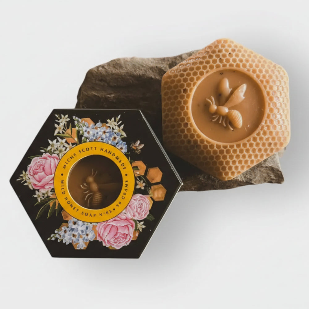 Handmade Wild Honey Soap N° 05 with earthy honey, poppy seeds, bee design