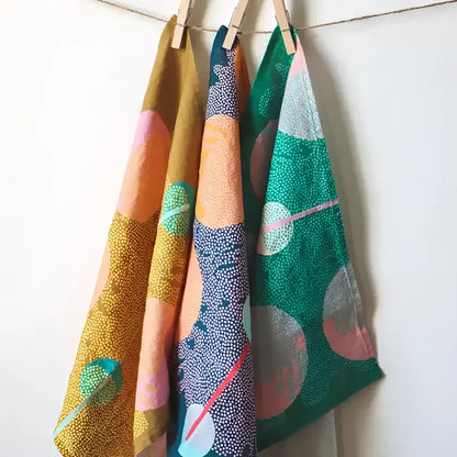 Leaf Nest linen napkin set with colorful patterned towels