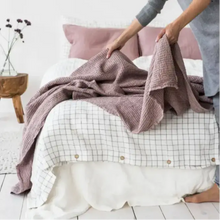 Linen waffle blanket in rose